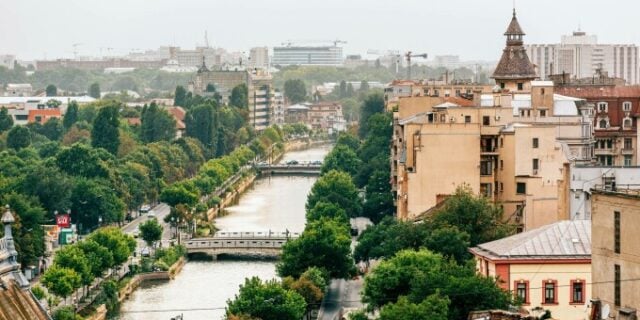 Mai mult de jumătate din poluarea Bucureștiului provine din clădiri și locuințe, iar administrația promite măsuri de reducere: „Plafoanele verzi nu sunt suficiente”