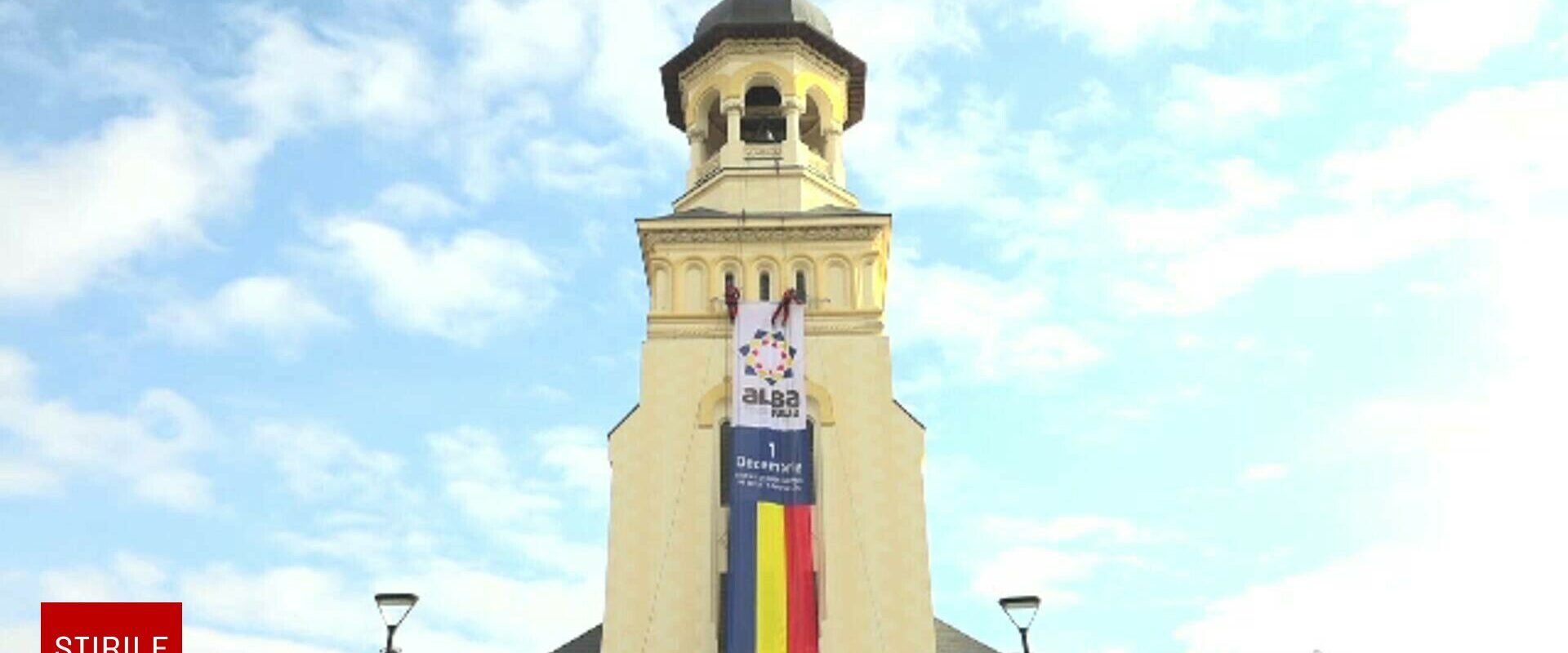 Reacția unui român, după 28 de ani petrecuți în străinătate, la întâlnirea cu steagul național de 14 metri ridicat pe Catedrala Reîntregirii