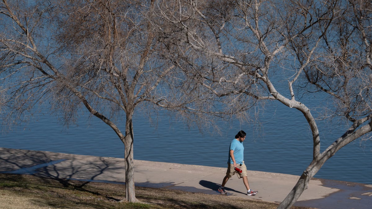 Temperaturi de 90 de grade în Phoenix stabilesc un nou record pentru data de 9 noiembrie.
