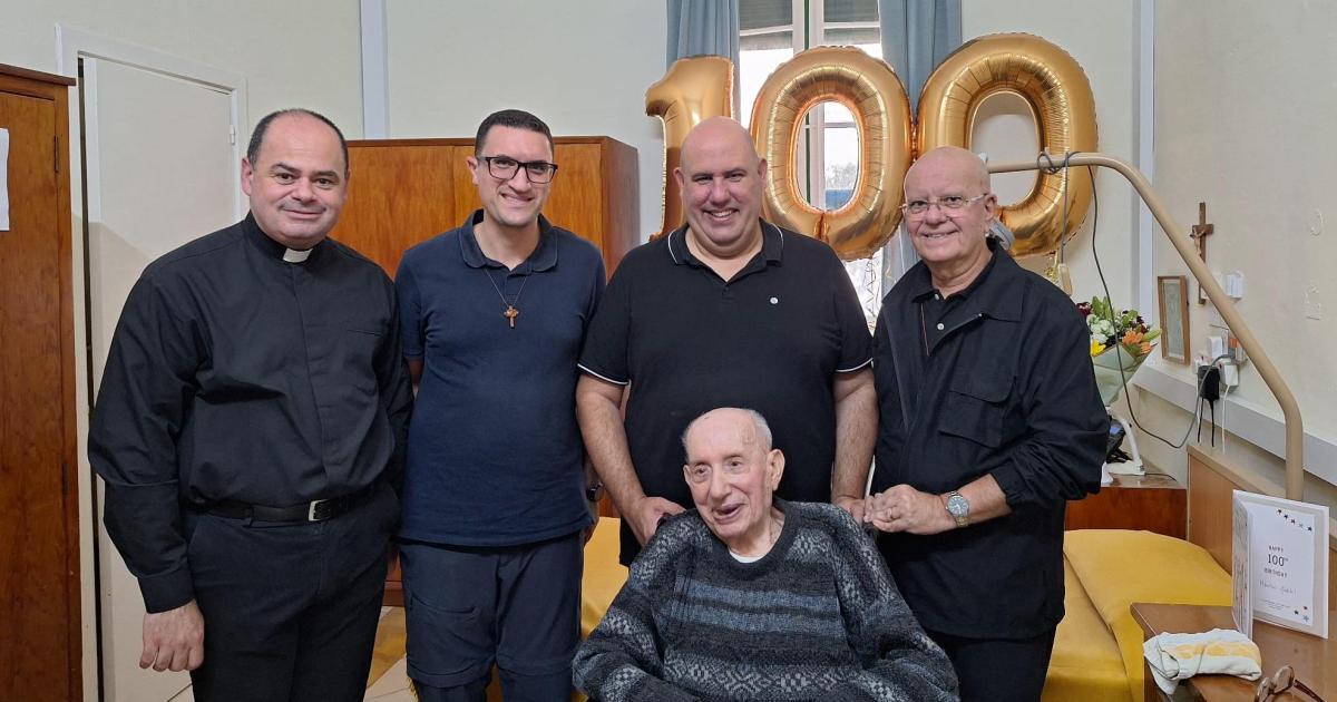 [ad_1] Părintele Ġulju Bonnici, cel mai vârstnic preot din Malta, a sărbătorit 100 de ani înconjurat de colegii augustinieni Părintele Ġulju Bonnici, cel mai în vârstă preot din Malta, a marcat luni împlinirea a 100 de ani cu un zâmbet, având alături confrati din Ordinul Augustinian la Dar tal-Kleru din Birkirkara