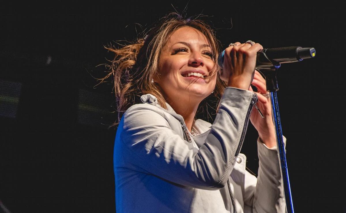[ad_1] Artista a lansat un nou medley în cadrul unui concert, incluzând versiuni în stil cuarteter de „Disparo al Corazón” și „Cuidarte el Alma”