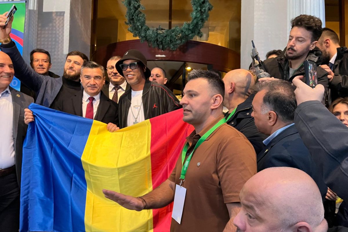 VIDEO+FOTO: Înghesuială de entuziasm la sosirea lui Ronaldinho în Iași! » Primarul a așteptat două ore ca starul brazilian să iasă din camera de hotel + suma primită de legendă