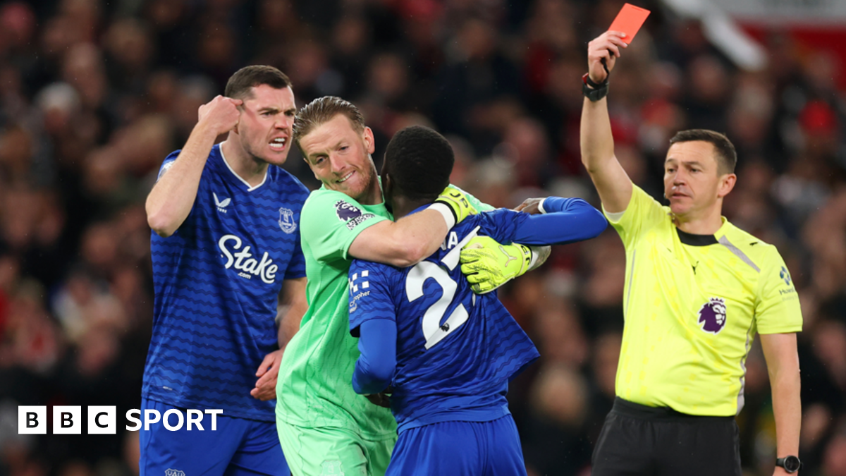 [ad_1] Cu toate că au jucat cea mai mare parte a meciului cu un om mai puțin, Everton a câștigat datorită golului marcat de Kiernan Dewsbury-Hall în minutul 29.Dewsbury-Hall, eroul meciului, a descris confruntarea dintre Gueye și Keane ca fiind un „moment de nebunie”.”A fost evitabil