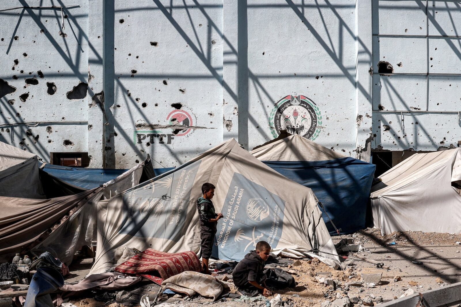 [ad_1] Cel puțin 13 persoane au fost ucise într-un atac al armatei israeliene asupra celei mai mari tabere de refugiați palestinieni din Liban, situată în Ain al-Hilweh, anunțat marți de autoritățile libaneze și preluat în continuare de o agenție de știri internațională