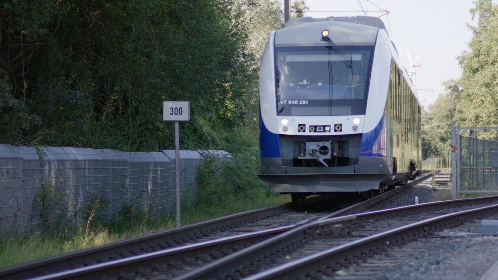 Alstom a încheiat un contract cu compania națională de transport feroviar din Polonia pentru furnizarea a 42 de trenuri electrice supraetajate Coradia Max, valoarea estimată fiind de circa 1,6 miliarde de euro