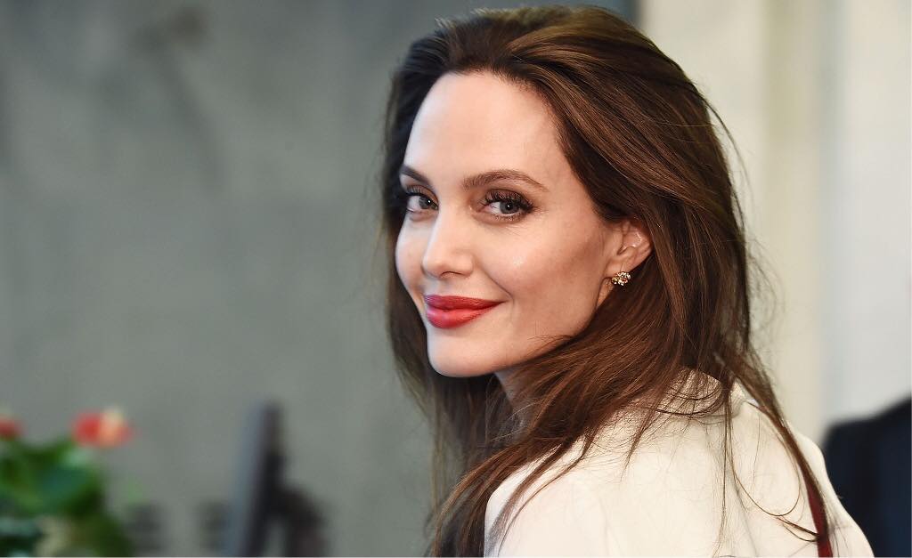 [ad_1] Angelina Jolie, actriță și ambasadoare a ONU, ar fi fost prezentă în orașul Herson, citind surse ale autorităților locale și ale unor grupuri de public din zonă, conform unei publicații de știri, confirmată de BBC