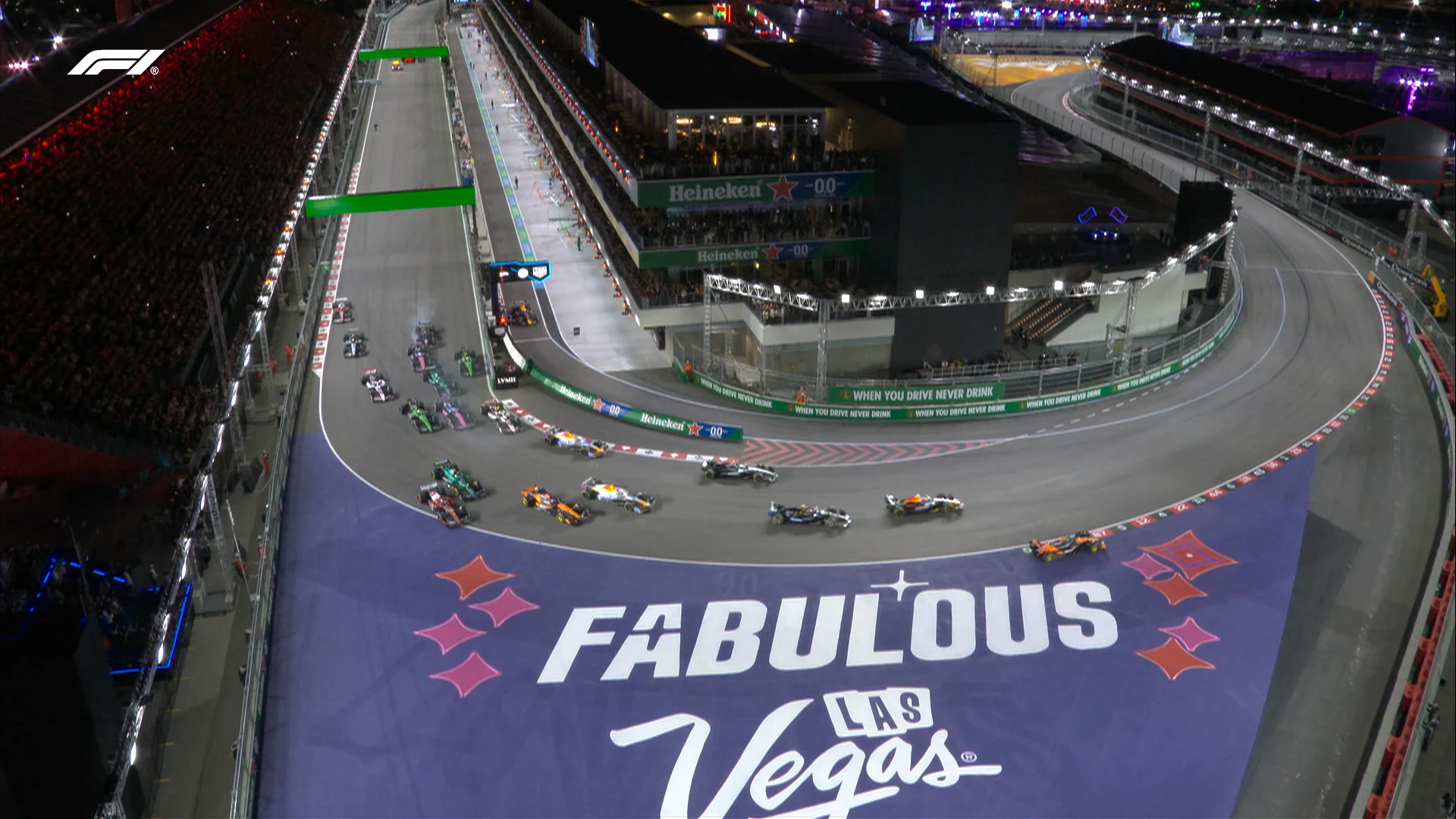 Asistăm la startul Marelui Premiu din Las Vegas, cu Max Verstappen în frunte și Lando Norris ieșind în afara traseului.