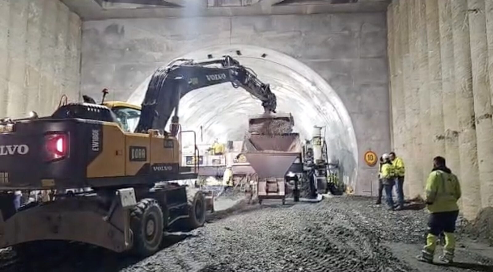 CNAIR publică imagini de pe Autostrada Sibiu-Pitești (A1), secțiunea 4 (Tigveni – Curtea de Argeș; în curând va începe turnarea betonului pentru calea de rulare a celei de-a doua galerii)