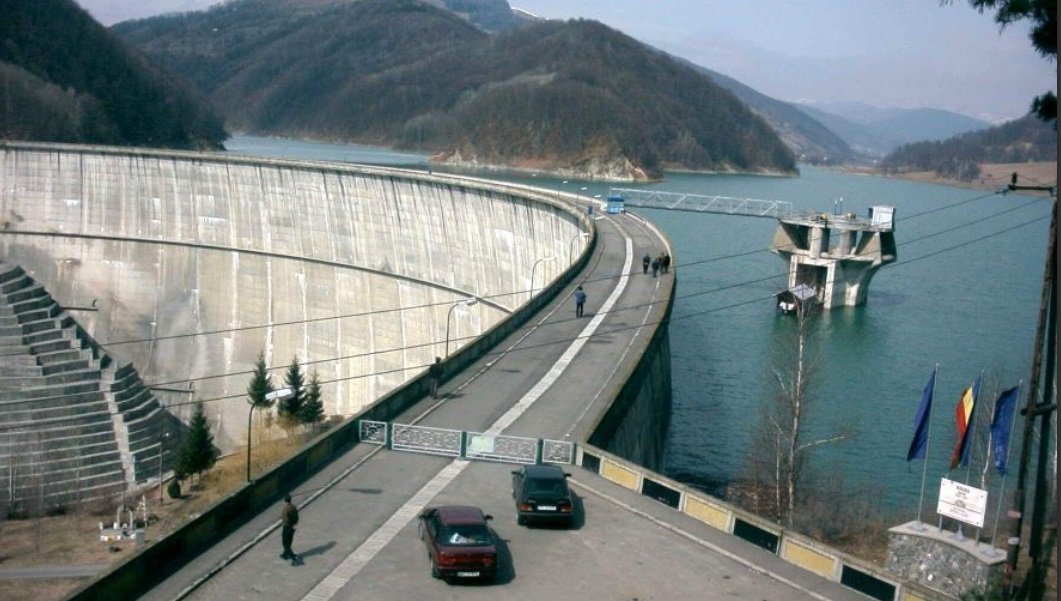 [ad_1] Situația critică în acumularea Paltinu, în condițiile în care se află sub avertizare de cod portocaliu pentru fenomene hidrologice și în contextul unei creșteri semnificative a nivelului de turbidity al apei, a determinat autoritățile de la Administrația Națională „Apele Române” să recomande declararea stării de urgență