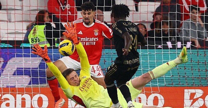 Benfica trope&ccedil;a em na Luz com o Casa Pia e v&ecirc; rivais fugirem