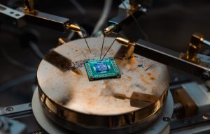 Cipurile nu pot fi mai mici, dar cercetătorii au descoperit o metodă neașteptată de a depăși limita legii lui Moore