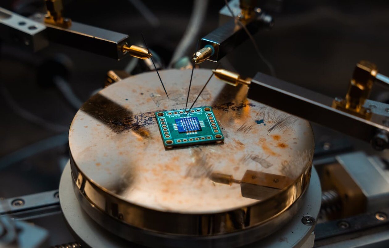 [ad_1] Industria semiconductorilor se află într-un punct crucial, marcat de limitele fizicii la miniaturizarea tranzistorilor
