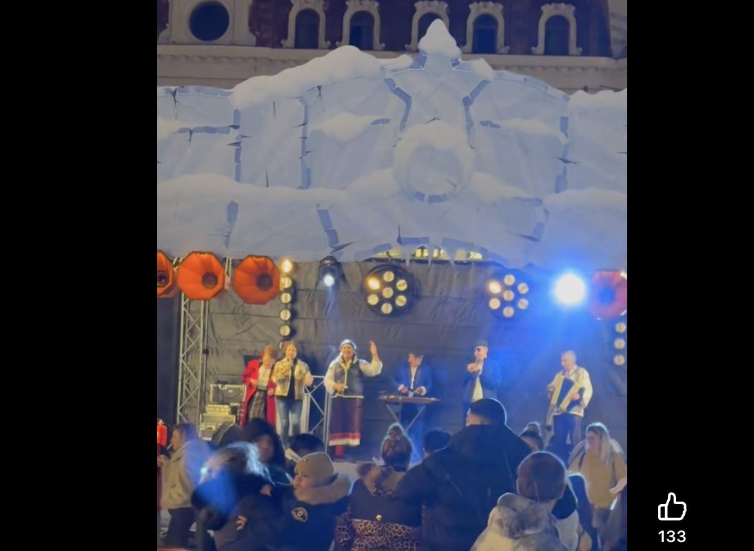 Interpretă în suferință pe scena târgului de Crăciun din Piața Ovidiu, constănțenii glumind despre motivul spânzurării urșilor
