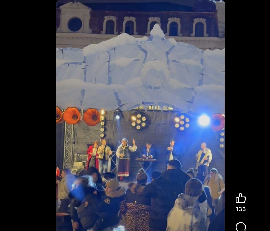 Interpretă în suferință pe scena târgului de Crăciun din Piața Ovidiu, constănțenii glumind despre motivul spânzurării urșilor
