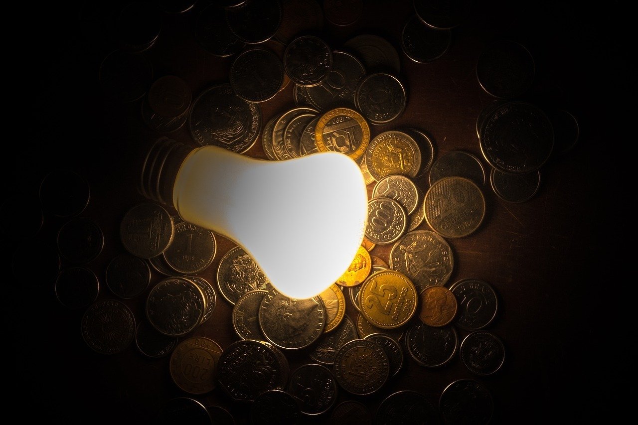 Energia inteligentă: România deține cea mai mare rată a prețului electric raportat la nivelul de venituri din Europa / „Preț de patru ori mai mare decât cel din Ungaria”