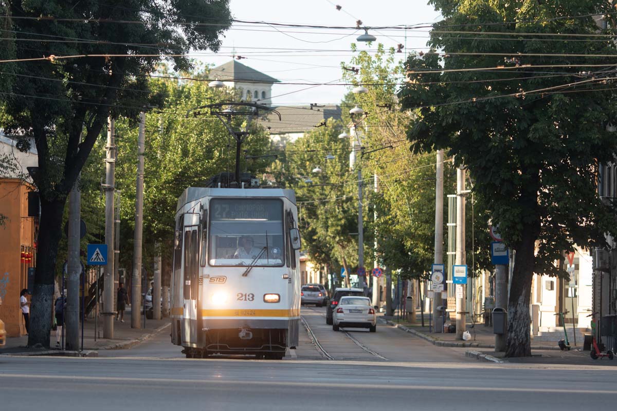 [ad_1] O femeie care fusese electrocutată vineri de un cablu al Societății de Transport București (STB) a decedat sâmbătă seară la spital, conform informațiilor disponibile