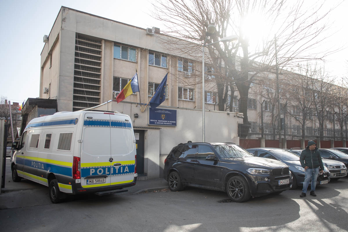 [ad_1] Un bărbat din Rădăuți, acuzat că și-a violat și agresat sexual fiica vitregă în vârstă de 11 ani timp de aproape trei ani, profitând de imposibilitatea acesteia de a se apăra, a fost arestat preventiv pentru o perioadă de 30 de zile