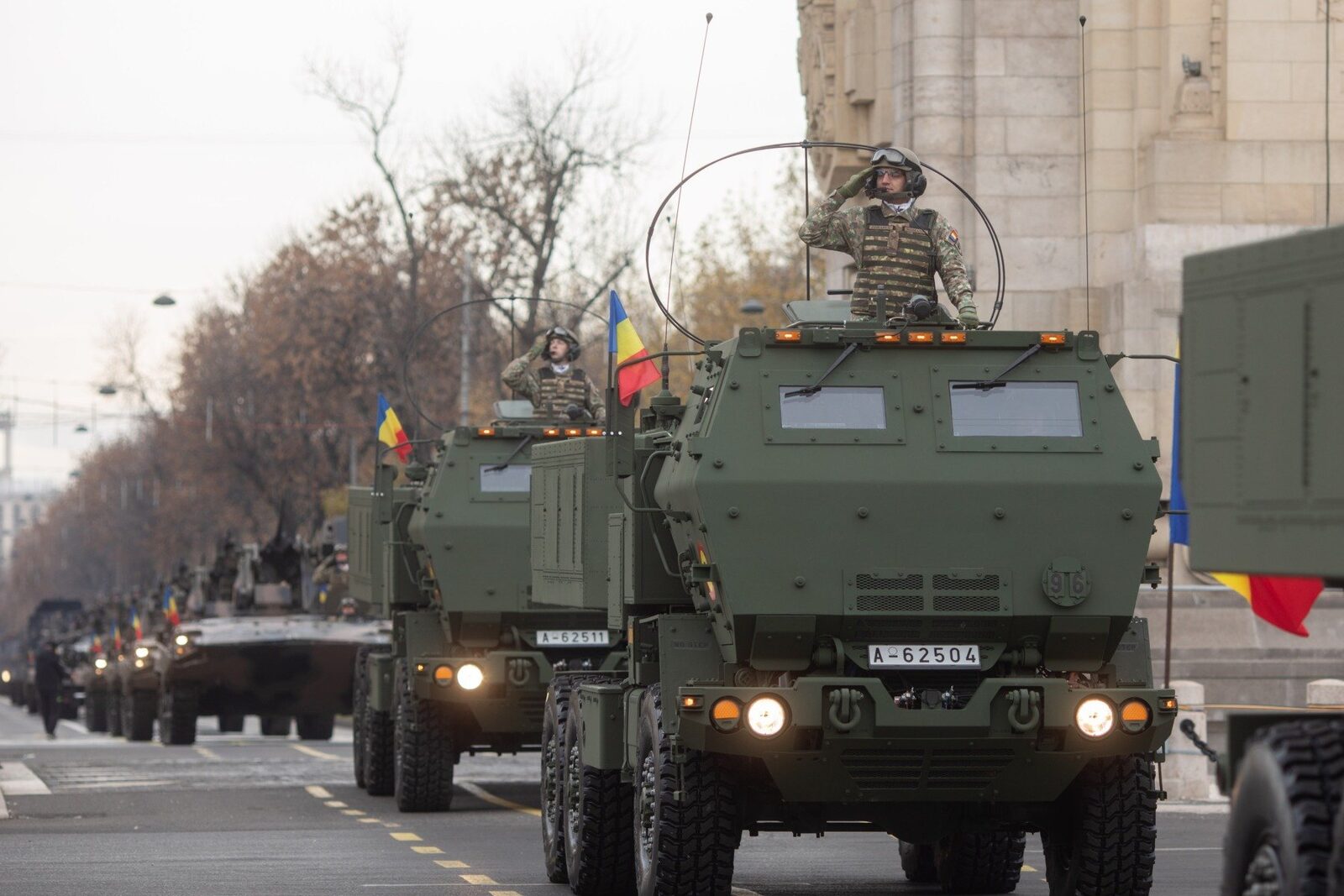 Militarii exersează pentru parada de 1 Decembrie în poligonul Ghencea, în timp ce Ministerul Apărării atrage atenția asupra tranzitului temporar al unor echipamente militare în zonă / Aceste mișcări de tehnică sunt operațiuni programate