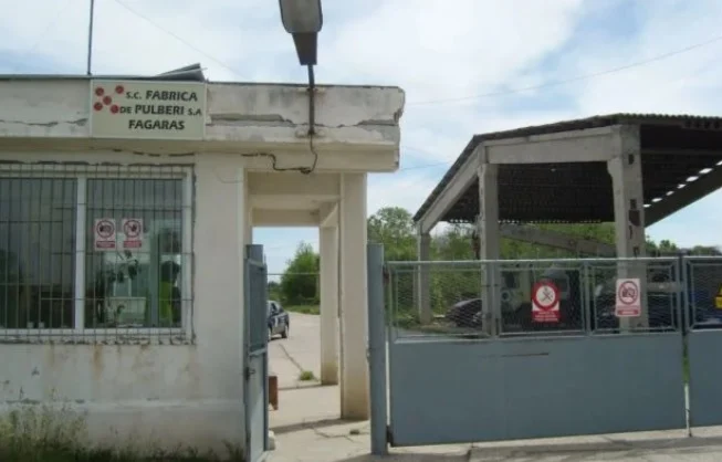 [ad_1] Ministrul Economiei, Radu Miruță, a afirmat vineri la Brașov că nu poate fi vorba despre relansarea Fabricii de pulberi de la Făgăraș atât timp cât, la câteva sute de metri de locul unde se produce explozivi, arde deșeuri în condiții „care nu respectă legislația”