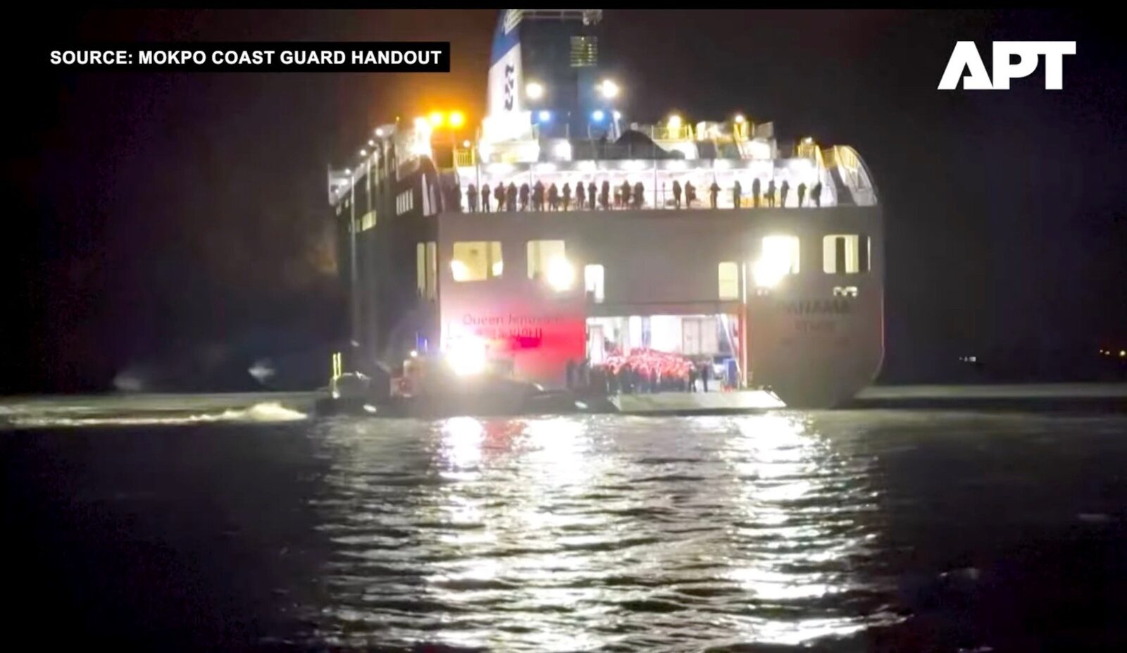 Feribot cu 267 de pasageri naufragiat pe o insulă nelocuită din apropierea coastelor de sud-vest ale Coreei de Sud, informează serviciile de coastă
