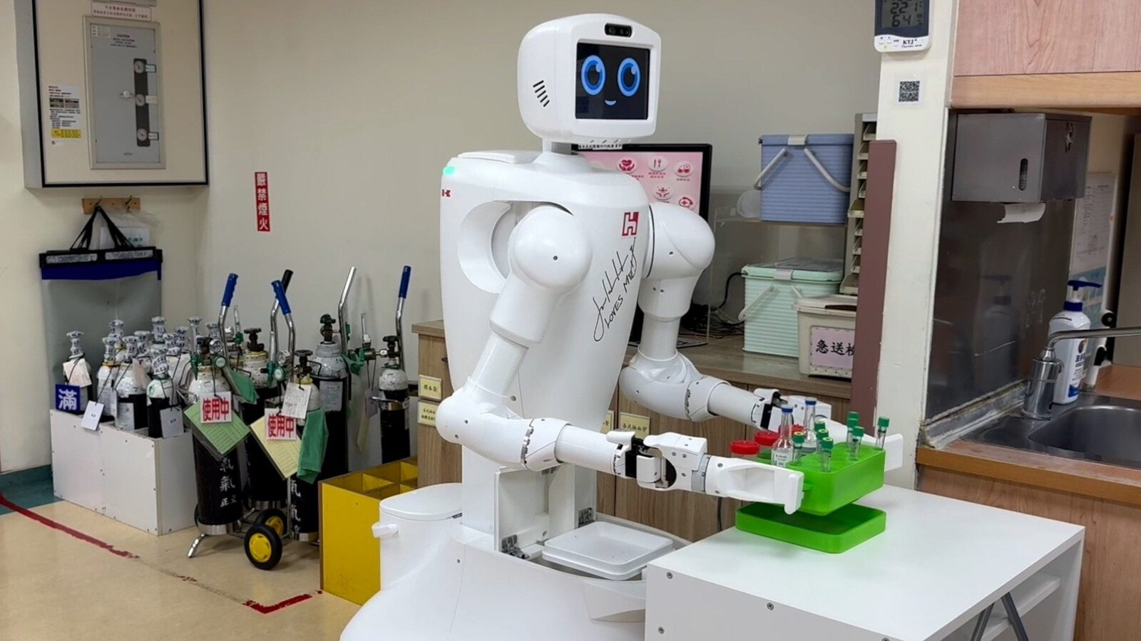 [ad_1] Gigantul taiwanez Foxconn, principalul partener de producție al Apple, anunță implementarea roboților umanoizi echipați cu tehnologie Nvidia pe liniile sale de asamblare