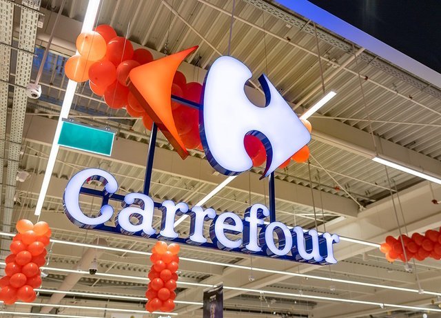 EXCLUSIV SURPRIZĂ Frații Pavăl, proprietarii Dedeman, vor magazinele Carrefour din România. Auchan și proprietarul Froo, de asemenea pe listă