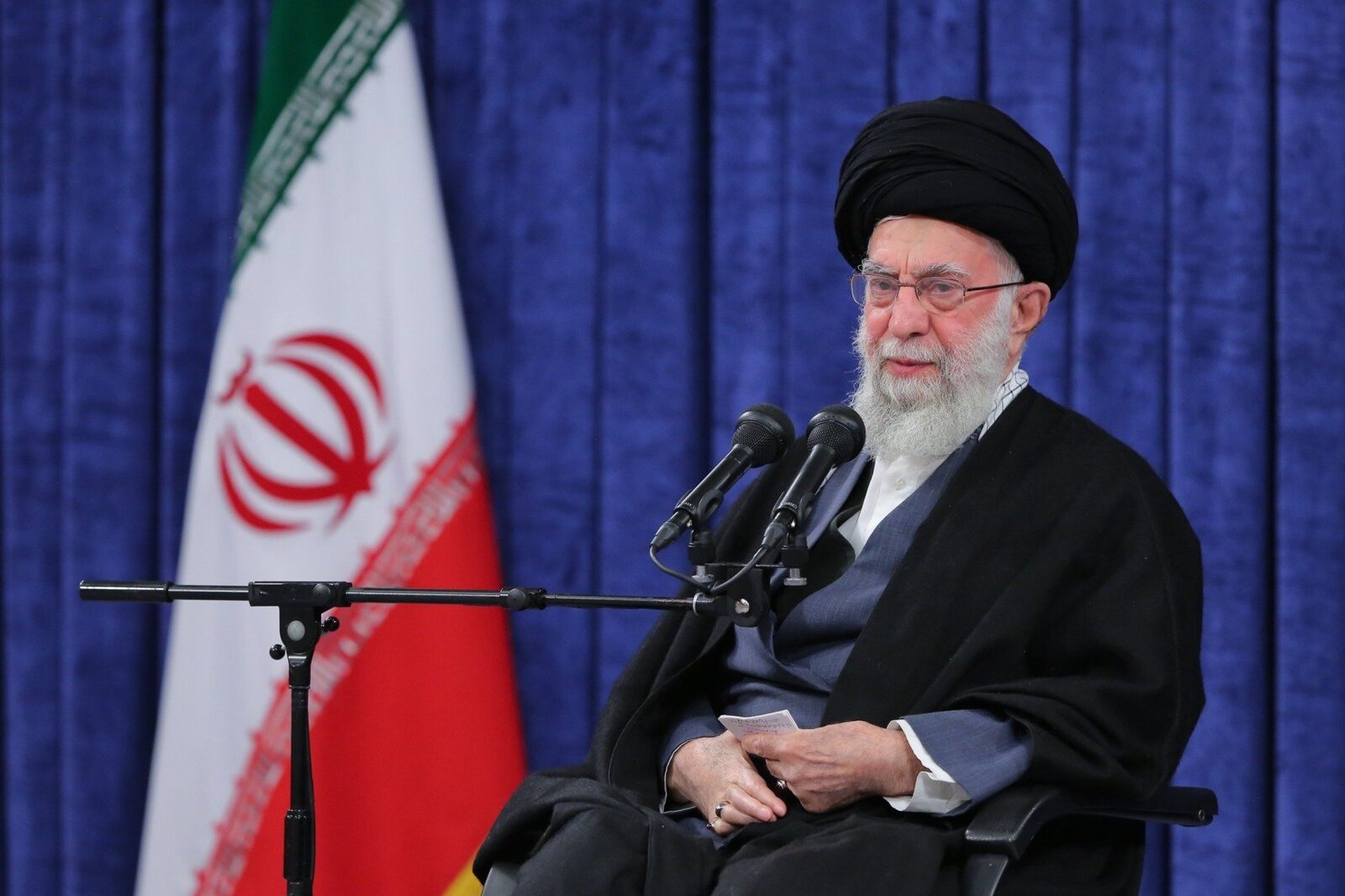 [ad_1] Președintele Iranului, Masoud Pezeshkian, a spus că regimul islamic s-ar putea prăbuși dacă liderul suprem Ali Khamenei ar fi rănit