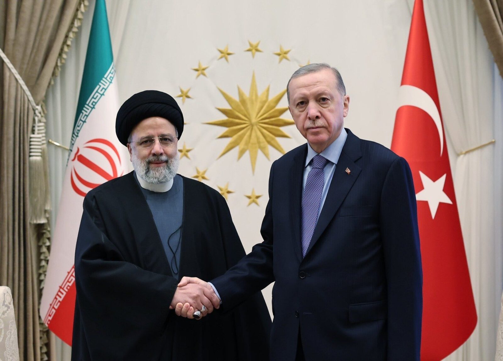 [ad_1] Iranul și Turcia au convenit duminică să înceapă construcția unei rute feroviare care să lege cele două țări, având ca scop crearea unei legături strategice pentru comerțul mondial între Europa și Asia, conform agenției de știri AFP