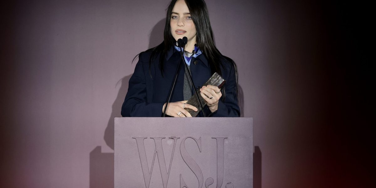 Billie Eilish îndeamnă miliardarii să-și doneze averile, întrebându-l pe Mark Zuckerberg: „De ce ești miliardar?”