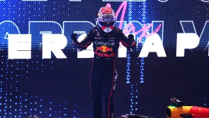 Max Verstappen triumfă la GP-ul din Qatar, lupta pentru titlu continuă în Abu Dhabi; Piastri pe 2, Norris pe 4.