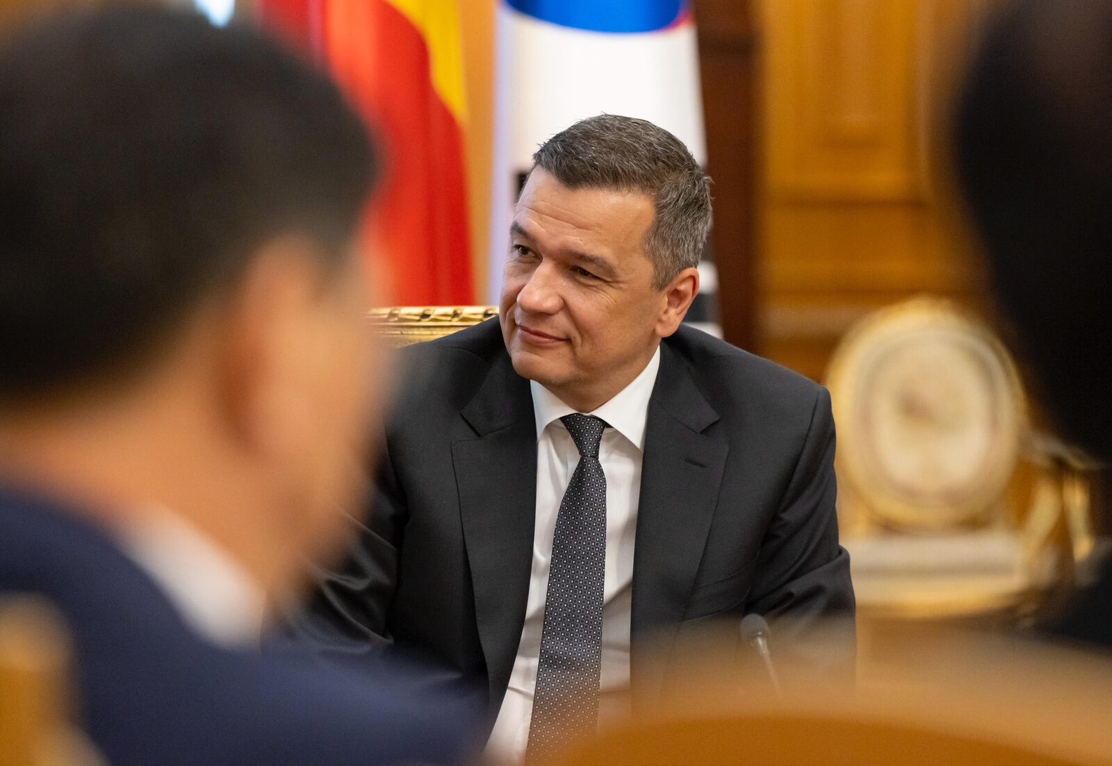 Economia României în recesiune tehnică Statistica României a confirmat ceea ce milioane de români simțeau deja în buzunarele lor: economia țării a intrat în recesiune tehnică, potrivit președintelui PSD, Sorin Grindeanu