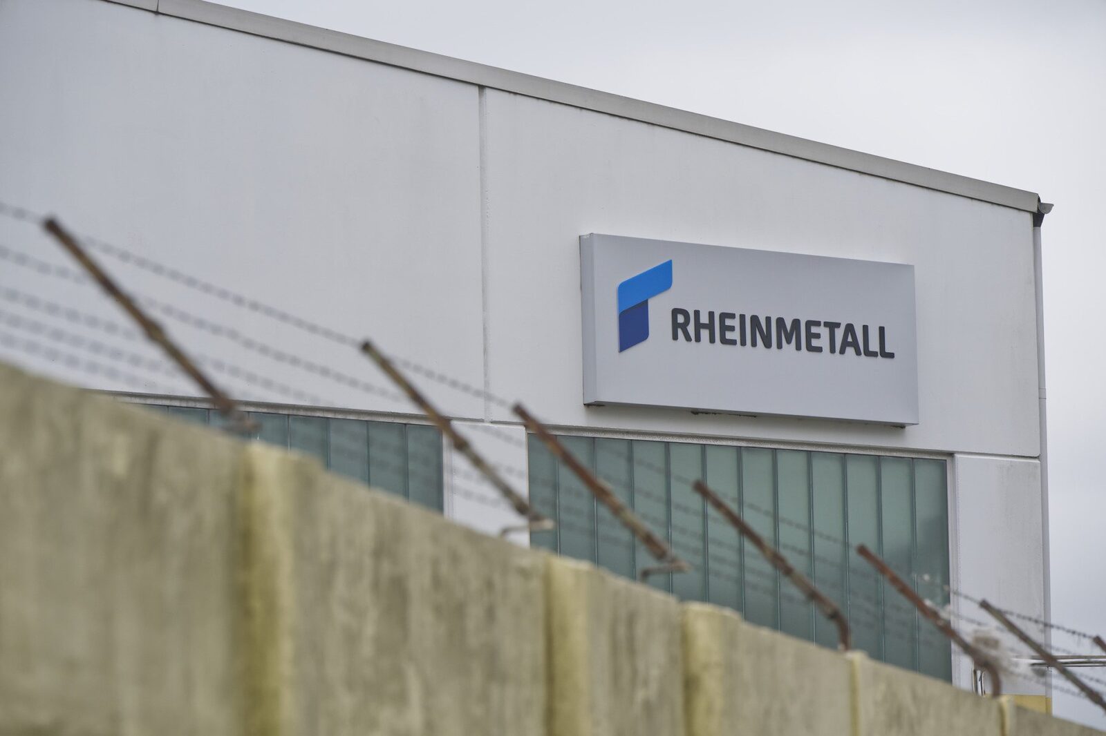 Care sunt noile unități de producție ale Rheinmetall în Europa de Est, costurile asociate și locația și domeniul de activitate al fabricii din România?