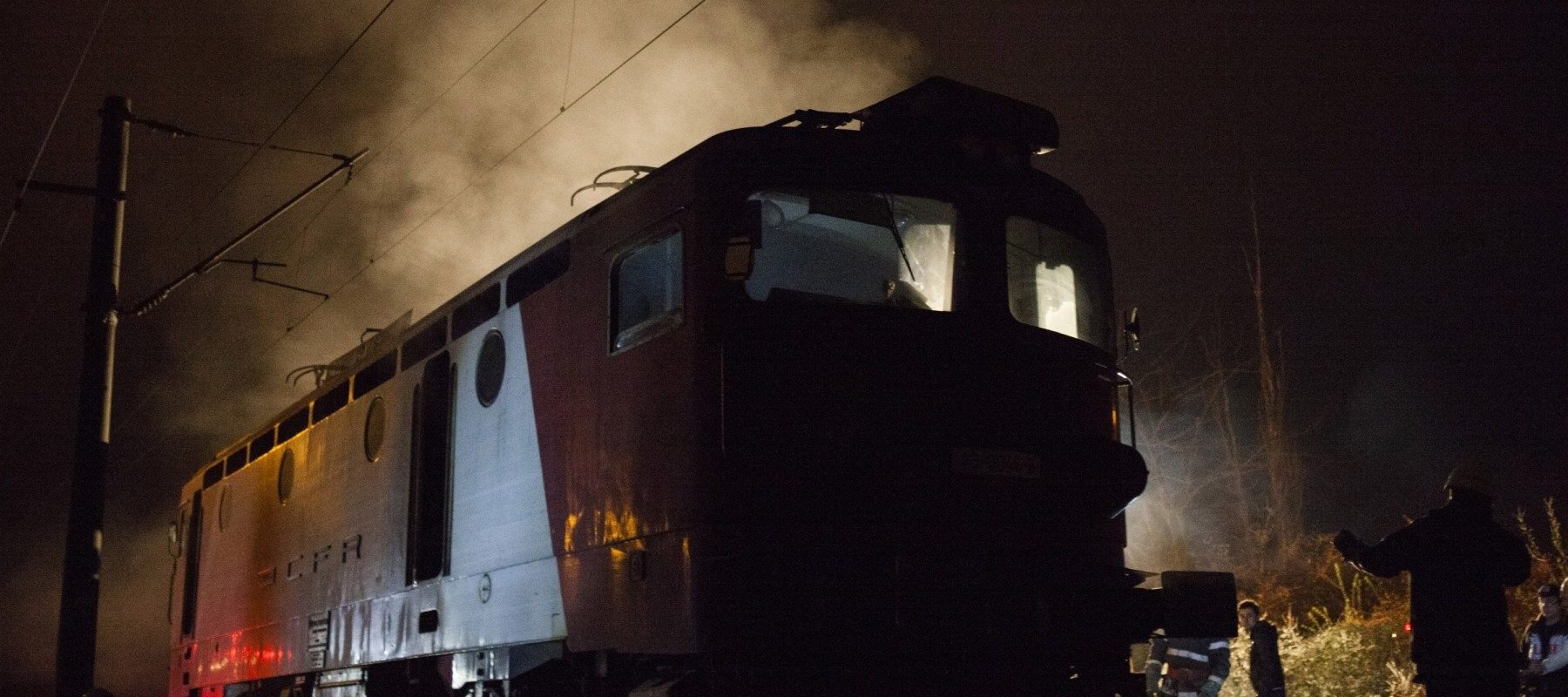 Accident grav în Caraș-Severin: Tren CFR a izbit un echipament feroviar, punând în pericol siguranța circulației și a pasagerilor