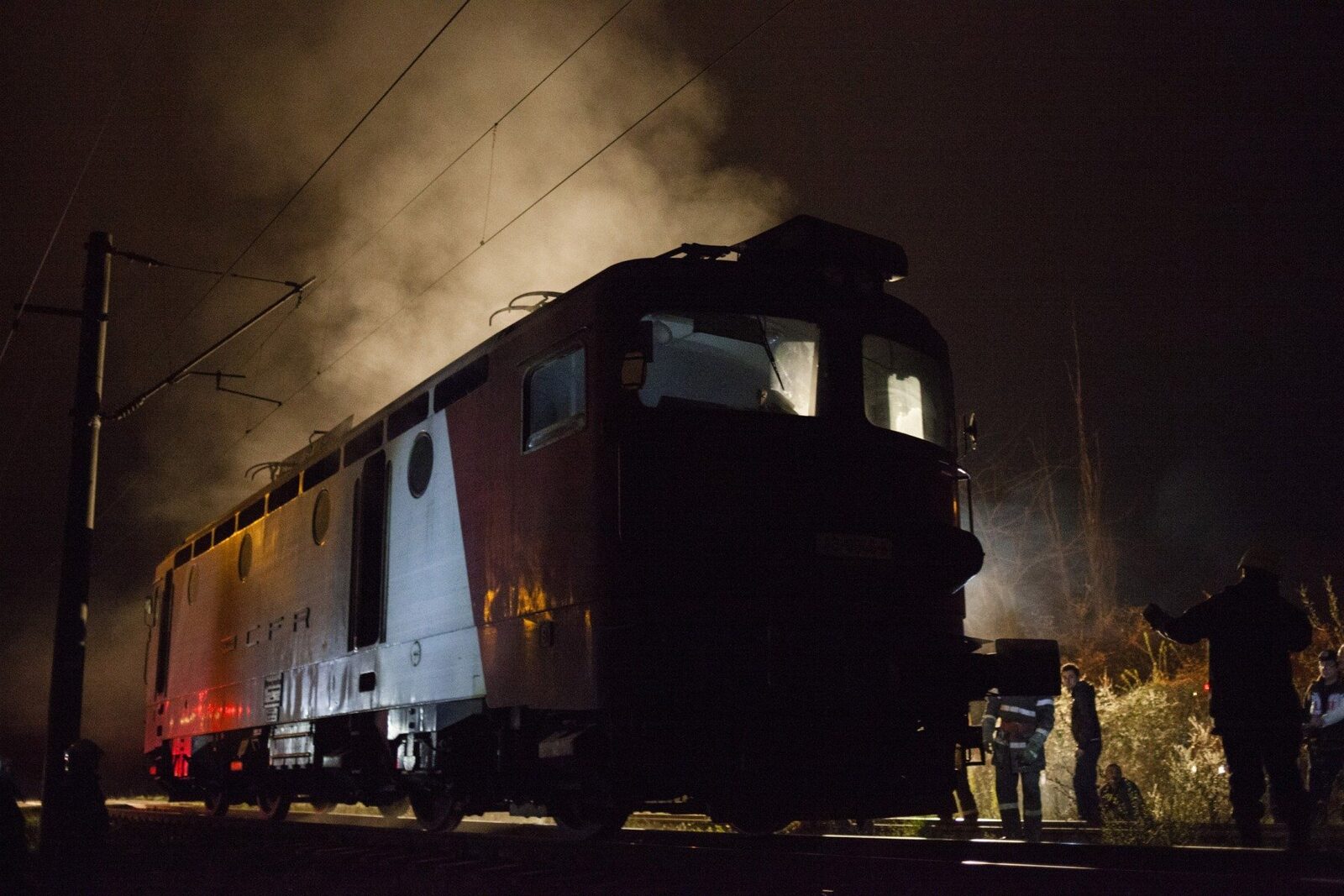 Accident grav în Caraș-Severin: Tren CFR a izbit un echipament feroviar, punând în pericol siguranța circulației și a pasagerilor