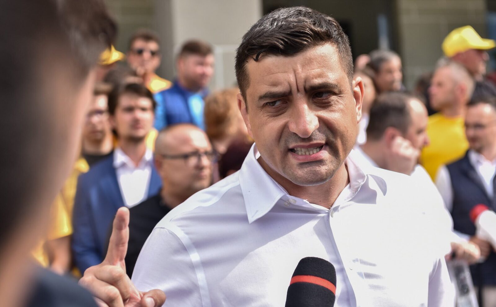 George Simion afirmă că AUR va sesiza organismele europene și internaționale cu privire la abuzurile și discriminarea politică din România și critică blocarea rambursării cheltuielilor campaniei prezidențiale, precum și presiunile asupra unor antreprenori apropiați partidului