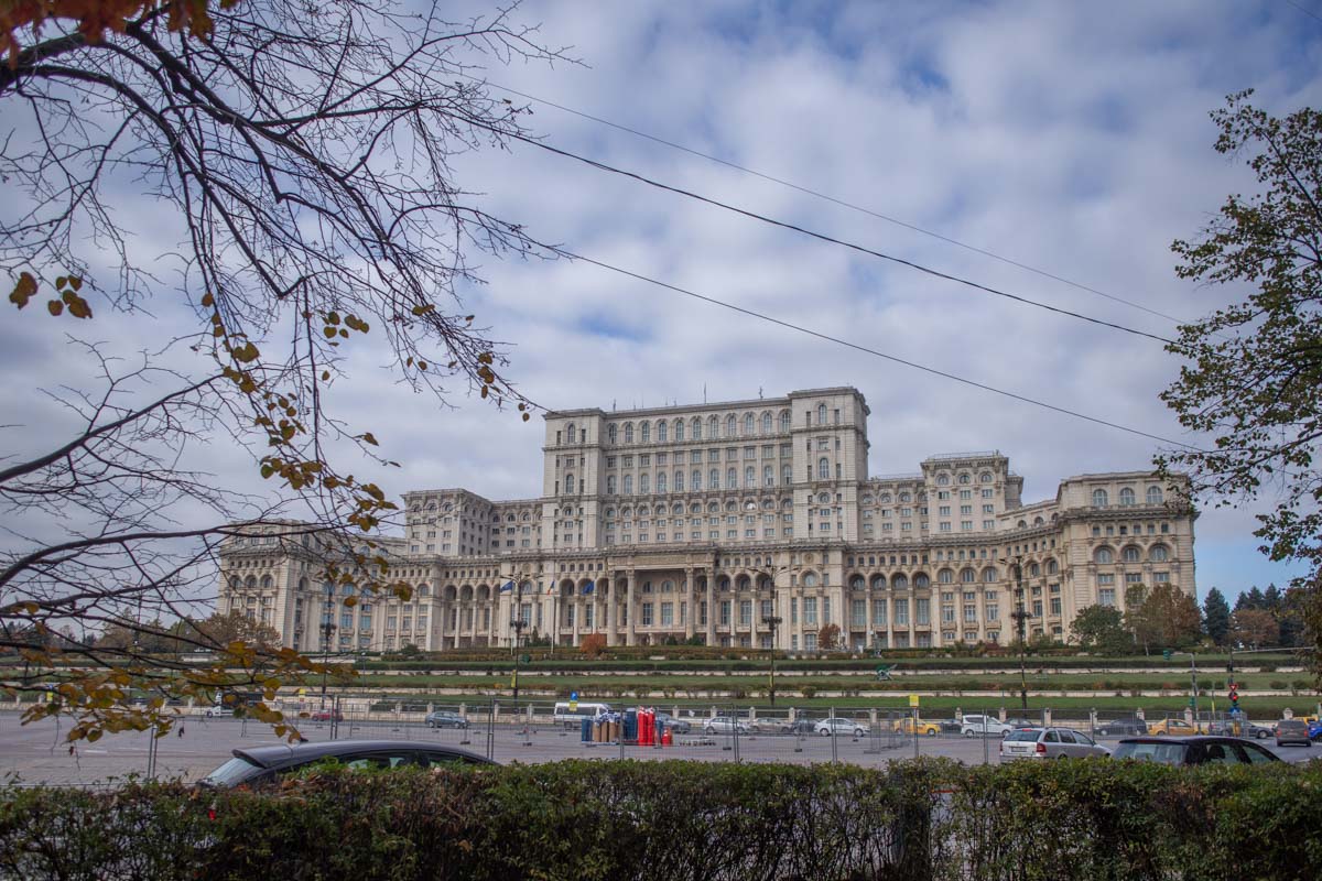 [ad_1] Premierul Ilie Bolojan afirmă că legea referitoare la subvențiile primite de partidele politice trebuie schimbată, pentru a stabili un buget echilibrat între campanii, suficient pentru menținerea funcționării acestora