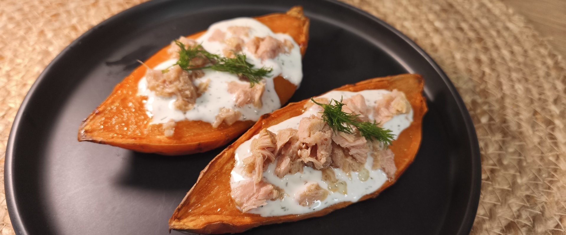 Cartofi dulci copți cu ton și sos de iaurt – o rețetă simplă, savuroasă și plină de ingrediente nutritive, cu influențe mediteraneene și calitate superioară