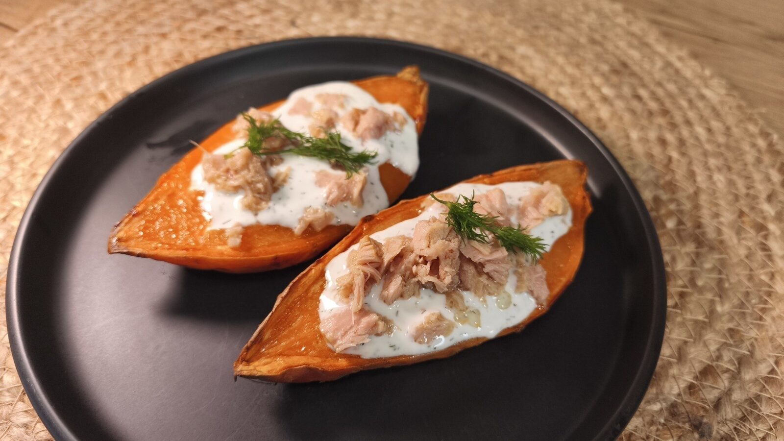 Cartofi dulci copți cu ton și sos de iaurt – o rețetă simplă, savuroasă și plină de ingrediente nutritive, cu influențe mediteraneene și calitate superioară