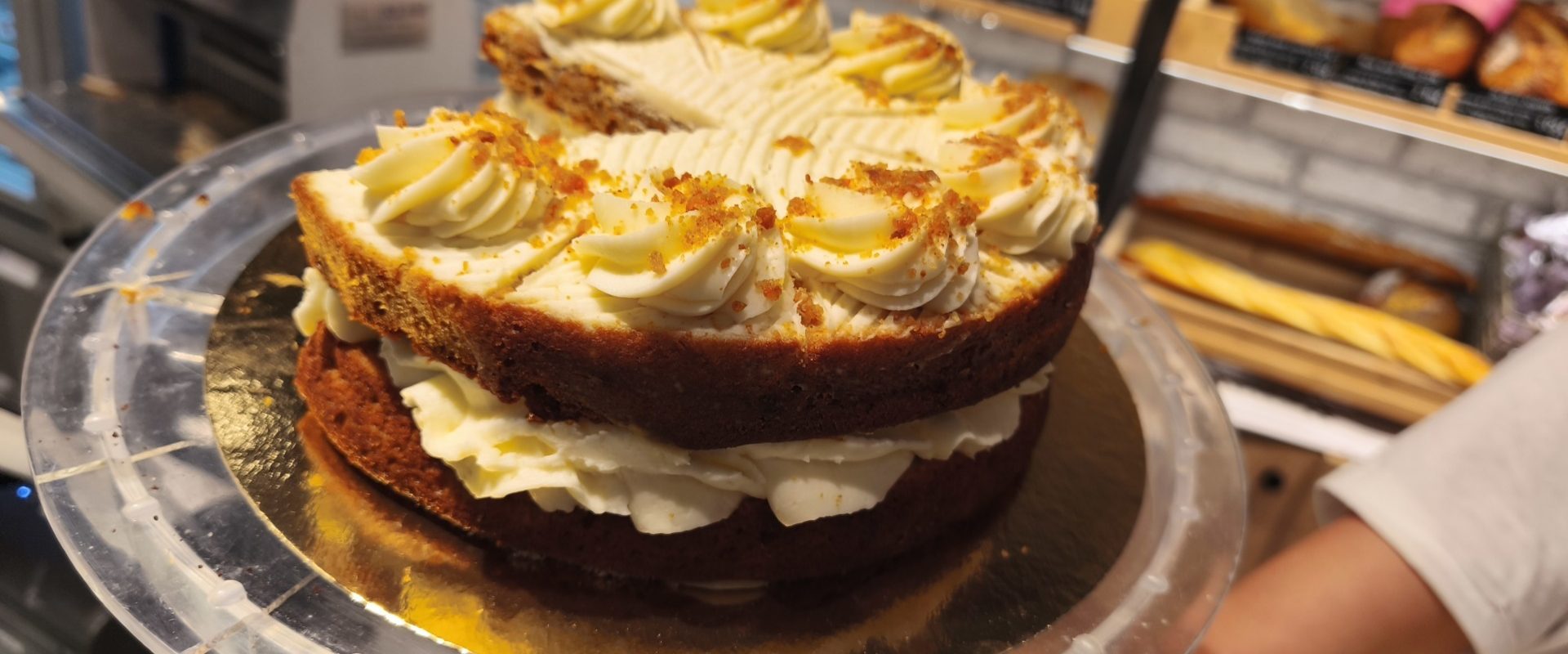[ad_1] Jordi Cruz, un chef renumit din Catalonia și Spania, care face parte din juriul emisiunii culinare Masterchef Spania, împărtășește fanilor săi rețeta de carrot cake, o prăjitură extrem de apreciată
