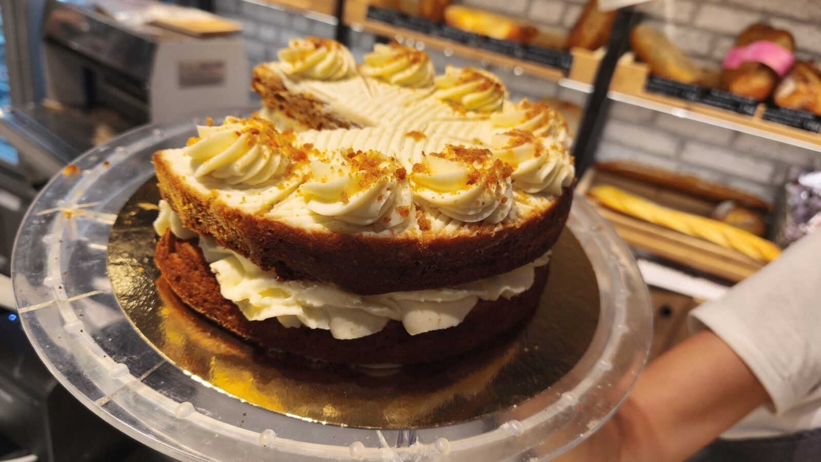 [ad_1] Jordi Cruz, un chef renumit din Catalonia și Spania, care face parte din juriul emisiunii culinare Masterchef Spania, împărtășește fanilor săi rețeta de carrot cake, o prăjitură extrem de apreciată