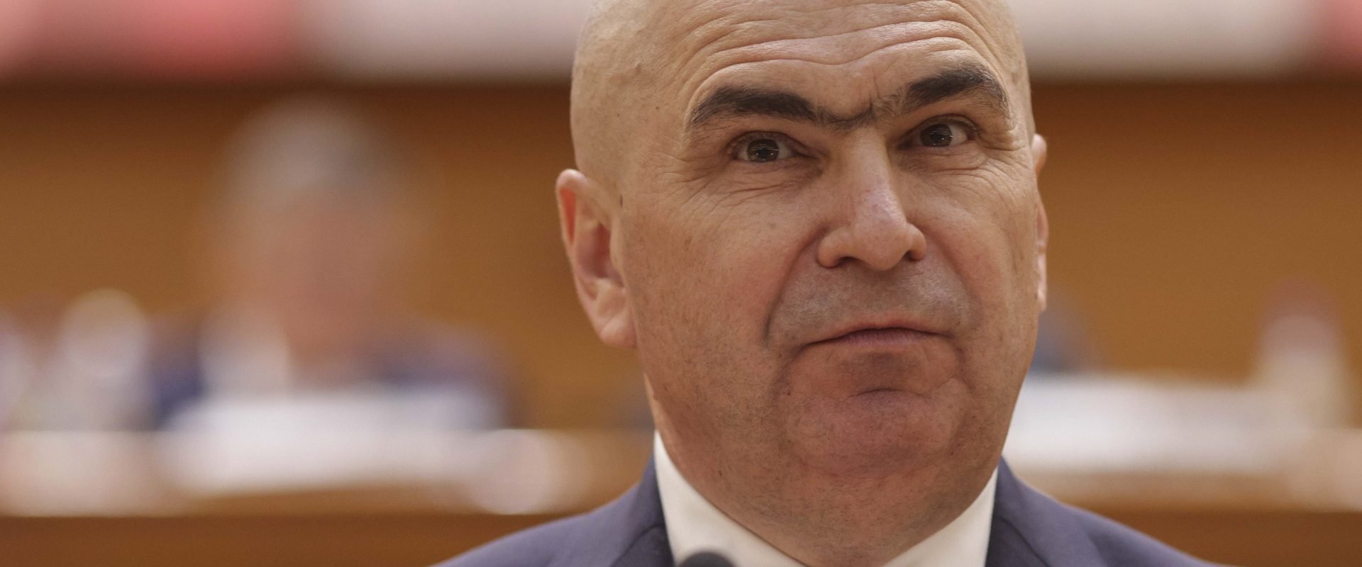 Premierul Ilie Bolojan implicat în cazul afaceristului Fănel Bogos, investigat de DNA. Executivul precizează că Bolojan a avut o întâlnire cu Bogos, dar afirmă că discuția „nu a avut repercusiuni”.