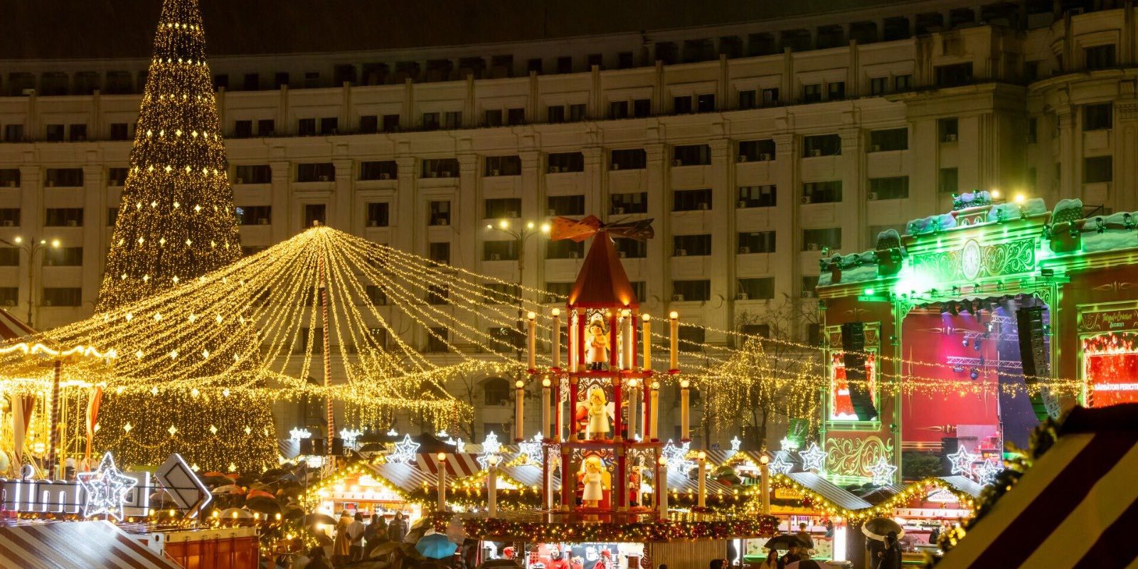 Iluminatul festiv a fost aprins la Târgul de Crăciun din Piața Constituției din București 2025, primarul interimar Stelian Bujduveanu anunțând că în Capitală strălucesc aproximativ 7 milioane de becuri LED