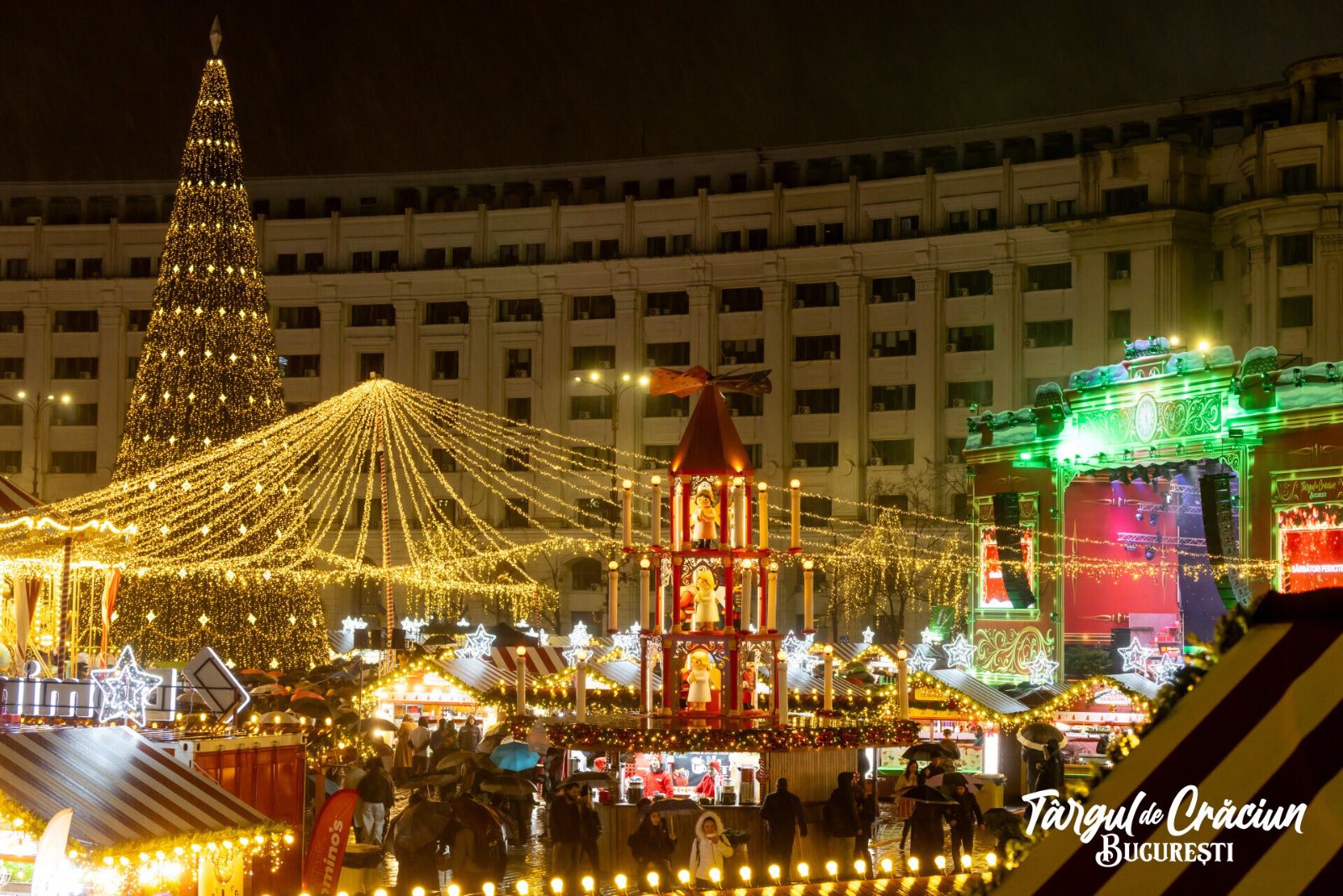 Iluminatul festiv a fost aprins la Târgul de Crăciun din Piața Constituției din București 2025, primarul interimar Stelian Bujduveanu anunțând că în Capitală strălucesc aproximativ 7 milioane de becuri LED