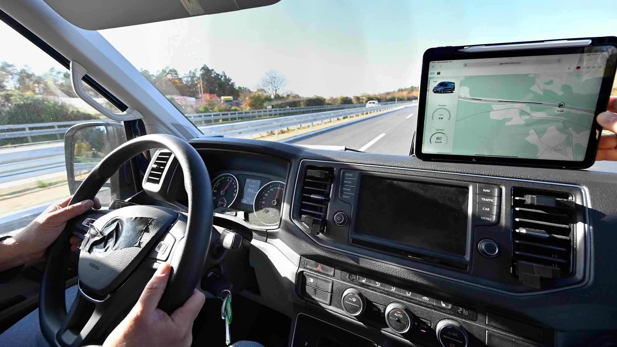 [ad_1] Un proiect pilot din Germania a adus în atenție o tehnologie inovatoare pentru încărcarea autonomă a mașinilor electrice în timpul mersului