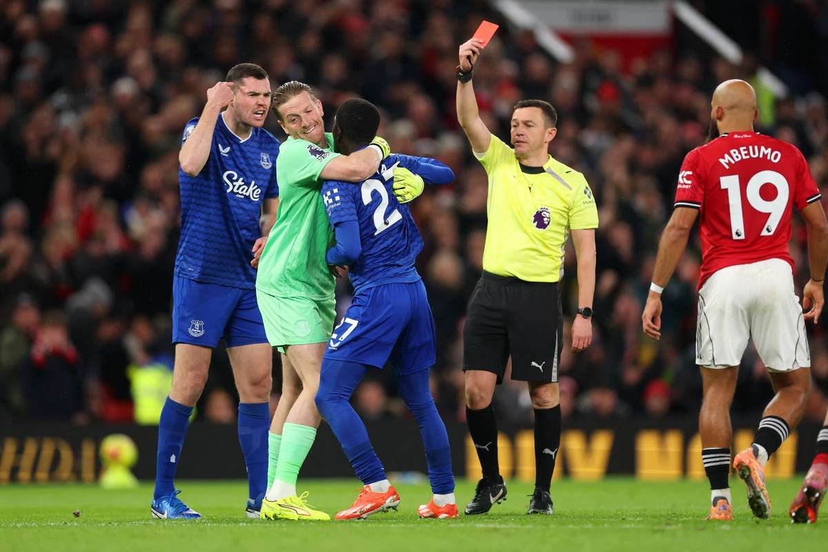 Situație incredibilă pe Old Trafford! A fost eliminat după ce și-a lovit propriul coechipier