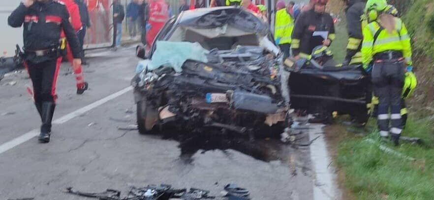 Un cetățean român a decedat în Italia în urma unui impact cu un autobuz școlar, aparent după ce ar fi adormit la volan și a intrat pe sens opus, rănind 20 de elevi