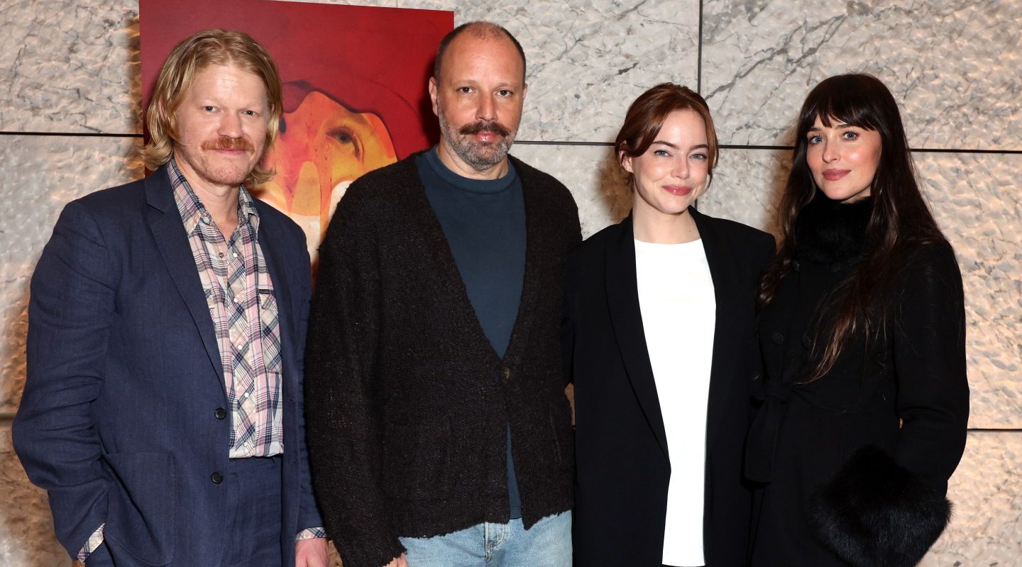 [ad_1] Dakota Johnson își încercă talentul în moderarea unei discuții despre „Bugonia”, alături de Emma Stone, Jesse Plemons și regizorul Yorgos Lanthimos În seara de vineri, Dakota Johnson a preluat rolul de moderator pentru o conversație despre filmul „Bugonia”, exprimându-și, în glumă, dorința de a colabora cu regizorul Yorgos Lanthimos pentru următorul său proiect