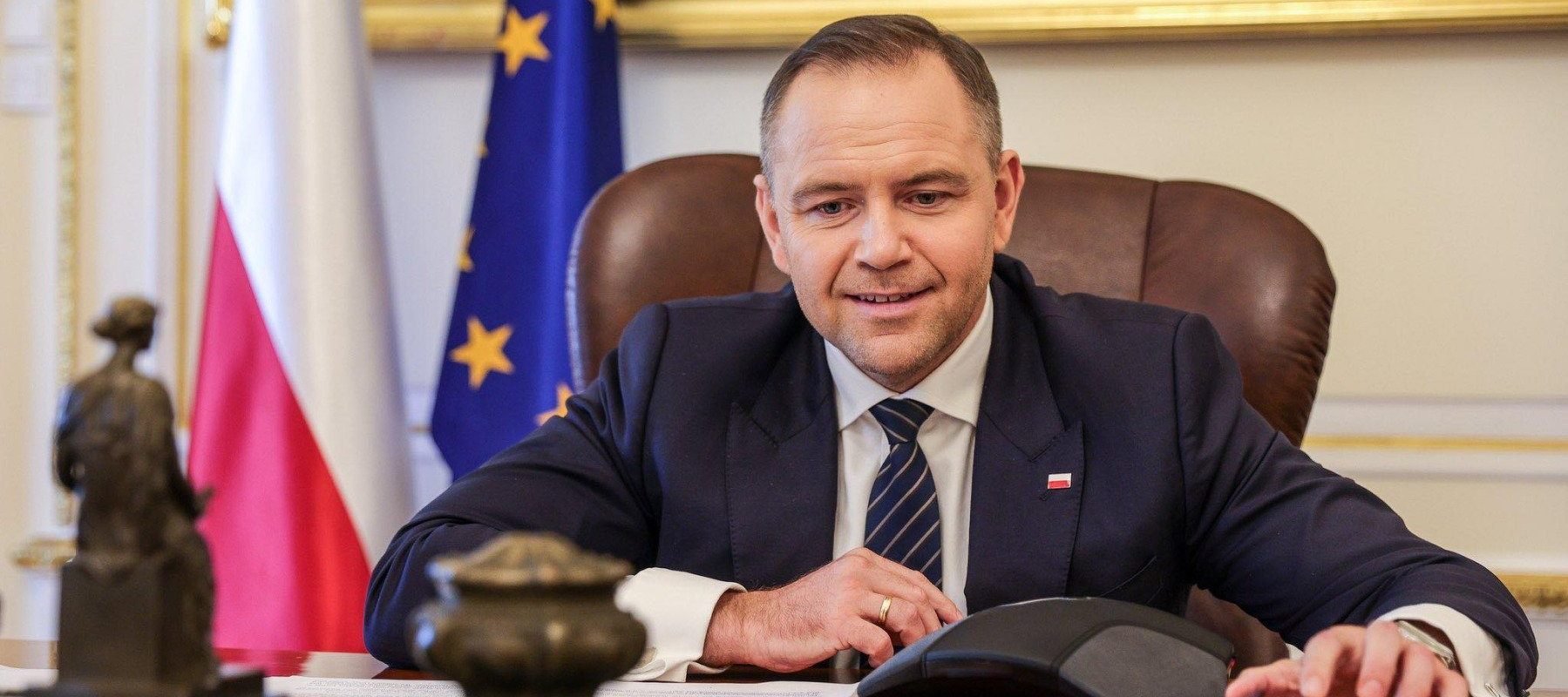 Președintele Poloniei, Karol Nawrocki, a exercitat dreptul de veto pentru numirea a zeci de judecători, intrând în conflict cu ministrul Justiției, Waldemar Lurek, pe care îl acuză că încurajează judecătorii să pună sub suspiciune legalitatea și constituționalitatea statului.