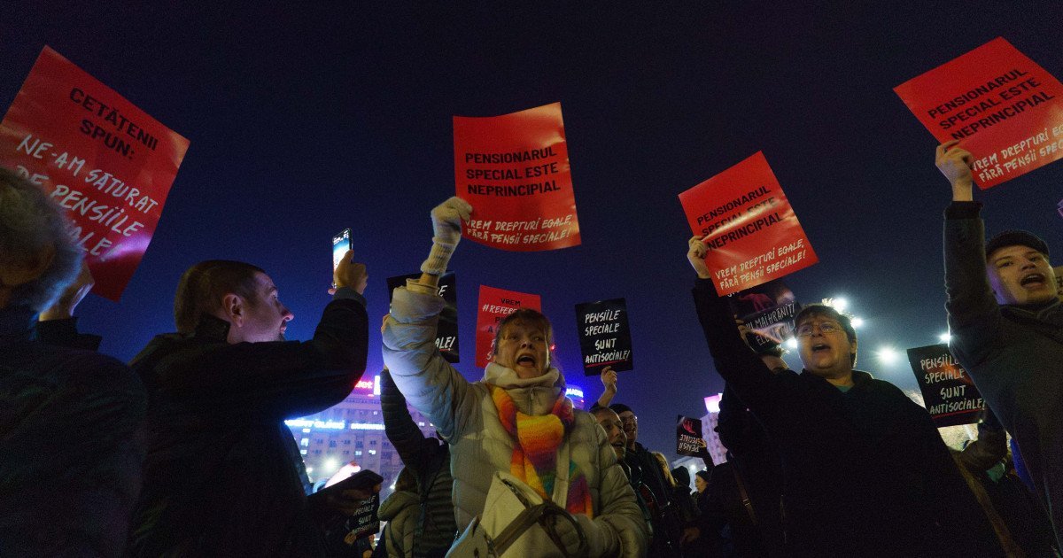 Protest de amploare în Piața Victoriei din Capitală împotriva pensiilor speciale. Manifestanții vor referendum