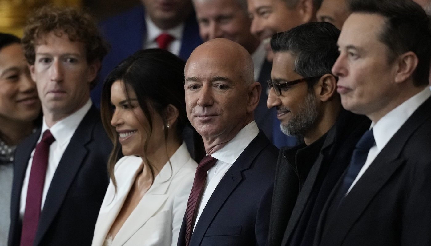 Un nou concurs pentru explorarea Lunii se profilează în Statele Unite, în timp ce Elon Musk se confruntă direct cu Jeff Bezos în contextul temerilor americane privind avantajul Beijingului în cursa spațială